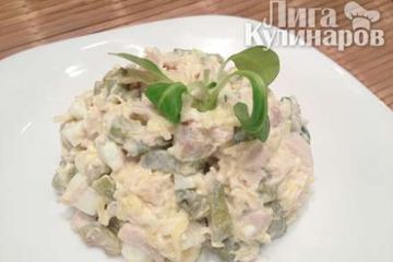фото рецепта Салат с курицей и оливками