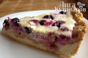 фото рецепта Грушевый пирог с творогом и черной смородиной