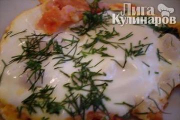 фото рецепта Яичница с помидорами и колбасой