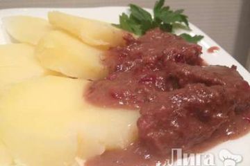 фото рецепта Говядина тушеная в красном вине с клюквой