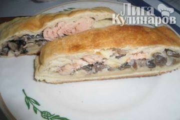 фото рецепта Пирог из слоеного теста с красной рыбой и грибами