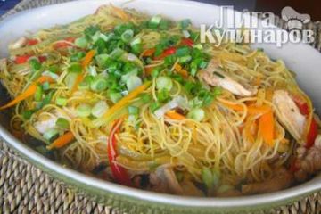 фото рецепта Рисовая лапша с овощами и курицей