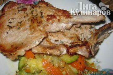 фото рецепта Сочный стейк на косточке с овощами