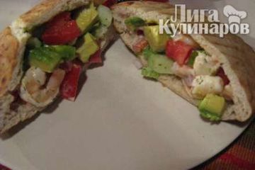 фото рецепта Салат с креветками в пите