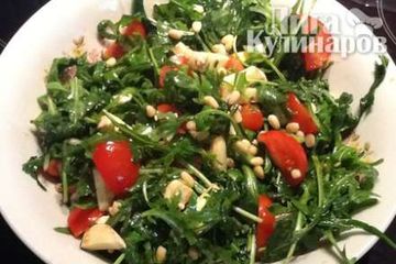 фото рецепта Салат из рукколы с черри и кедровыми орешками