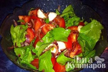 фото рецепта Итальянский салат с рукколой, моцареллой и маринованным луком