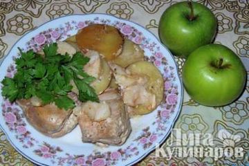 фото рецепта Курица, запечённая с картофелем и яблоками