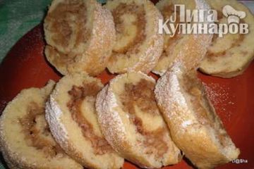 фото рецепта Быстрый бисквитный рулет с яблоками