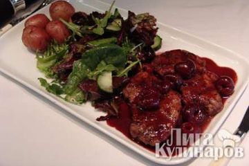 фото рецепта Свиные эскалопы с соусом из вишни