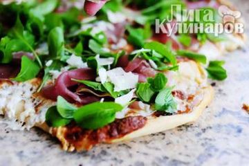фото рецепта Пицца с джемом, окороком и рукколой