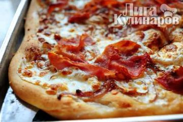 фото рецепта Пицца с карамелизированным луком и окороком