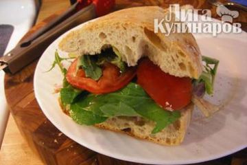 фото рецепта Сэндвич с тунцом, помидорами и яйцом
