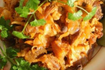 фото рецепта Капуста тушеная с тушенкой