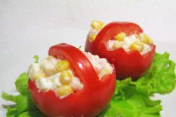 фото рецепта Салат с яйцом, луком, кукурузой и помидорами