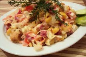 фото рецепта Салат с сухариками, кукурузой, колбасой