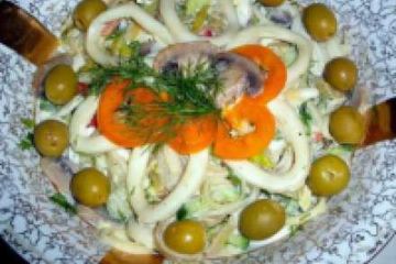 фото рецепта Салат с кальмарами, грибами и огурцами