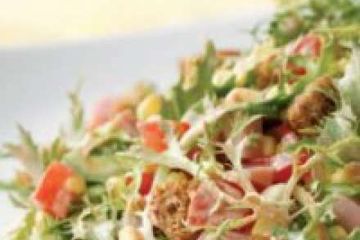 фото рецепта Салат с кириешками, курицей, кукурузой и помидорами