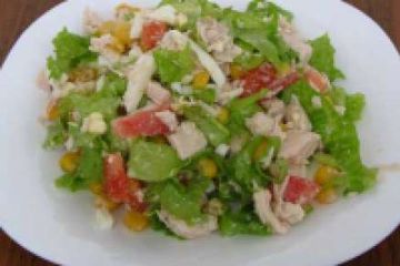 фото рецепта Салат с курицей и кукурузой