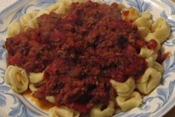 фото рецепта Сырный Тортеллини с мясным соусом