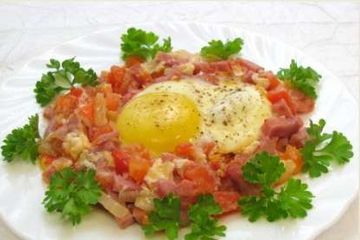 фото рецепта Яичница с помидорами и ветчиной