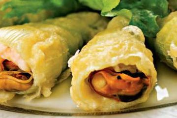 фото рецепта Кулёчки из лука-порея с морепродуктами