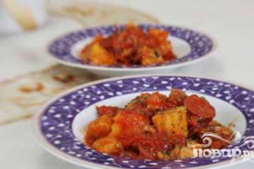 фото рецепта Курица с картофелем и тушеной колбасой