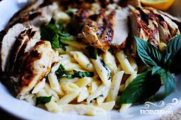 фото рецепта Курица гриль с сыром и макаронами