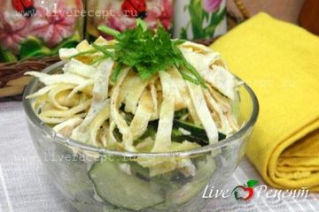 фото рецепта Овощной салат с курицей и омлетом