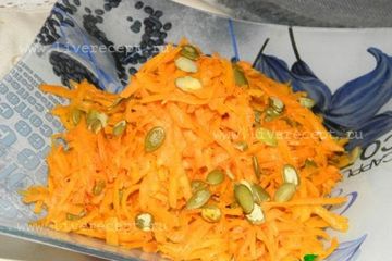 фото рецепта Салат из тыквы и моркови с тыквенными семечками
