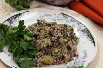 фото рецепта Картофельный салат с орехами и зеленью