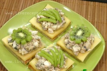 фото рецепта Гренки с сыром и копченой рыбой
