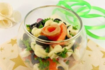 фото рецепта Салат с семгой, брынзой и оливками