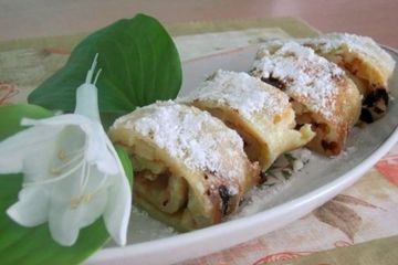 фото рецепта Рулет с яблоками и черносливом