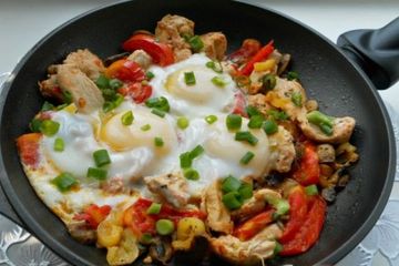 фото рецепта Курица с овощами и глазуньей