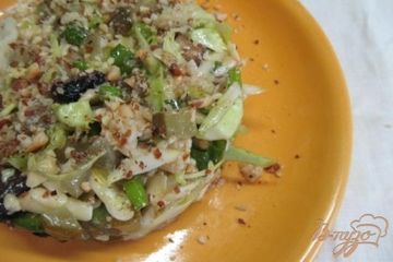 фото рецепта Салат из молодой капусты и шампиньена