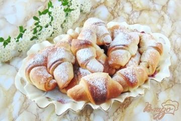 фото рецепта Сдобные рогалики с повидлом