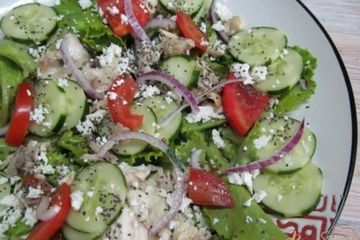 фото рецепта Салат с курицей помидором и салатом