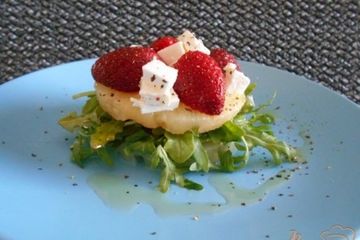 фото рецепта Салат с рукколой и клубникой