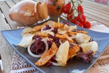 фото рецепта Салат с кальмарами и картофельными чипсами