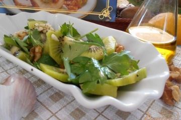 фото рецепта Салат с киви и орехами
