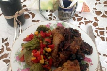 фото рецепта Домашняя курица с вялеными помодорами и вялеными маслинами в мультиварке