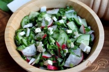фото рецепта Салат с редисом огурцом и брынзой
