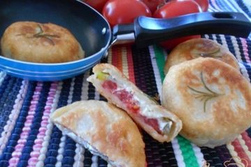фото рецепта Закусочные пирожки с помидором, перцем и сыром