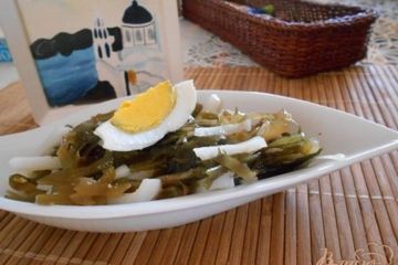 фото рецепта Салат из кальмара с яйцом и морской капустой