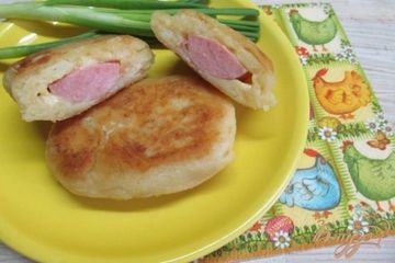фото рецепта Картофельные пирожки с сарделькой