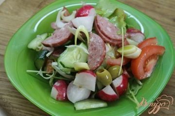 фото рецепта Легкий овощной салат с рукколой и салями