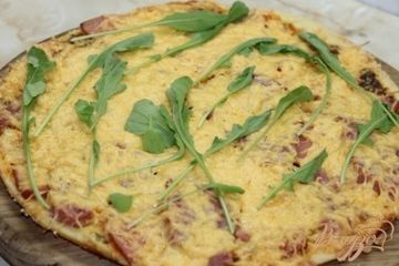 фото рецепта Пицца с ветчиной и соусом с добавлением кинзы