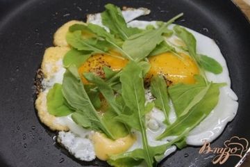 фото рецепта Глазунья с сыром и рукколой