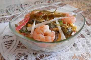 фото рецепта Салат с морской капустой, креветками и крабовыми палочками