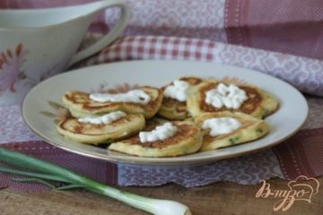 фото рецепта Ленивые пирожки с луком, яйцом и чесночным соусом